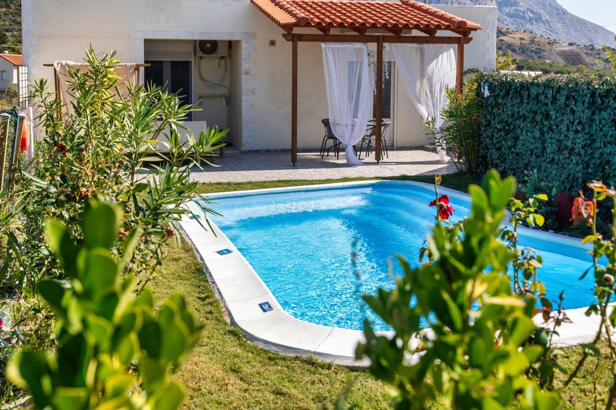 Villa Marilis House, Private Pool, Wifi, Mountain View, Netflix, Self-check-in